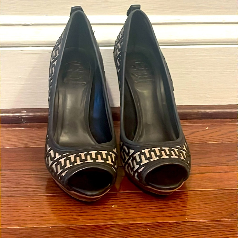 TORY BURCH designer heels size 7
Black and tan weave